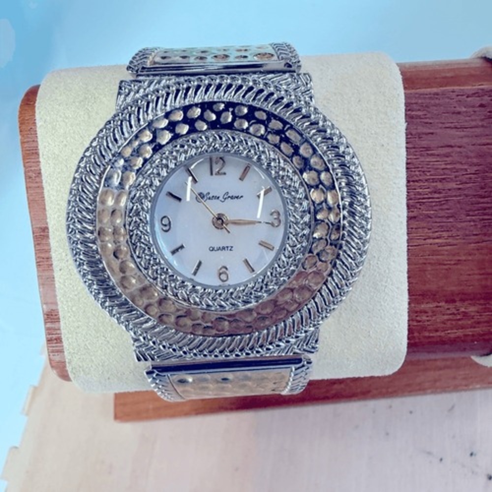 VTG SUSAN GRAVER HAMMERED MOTHER OF PEARL WATCH/CUFF BRACELET new battery